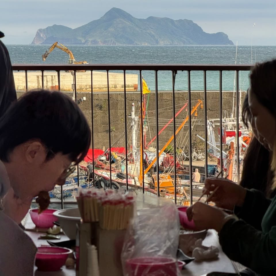 餐廳用餐座位望向漁船與龜山島